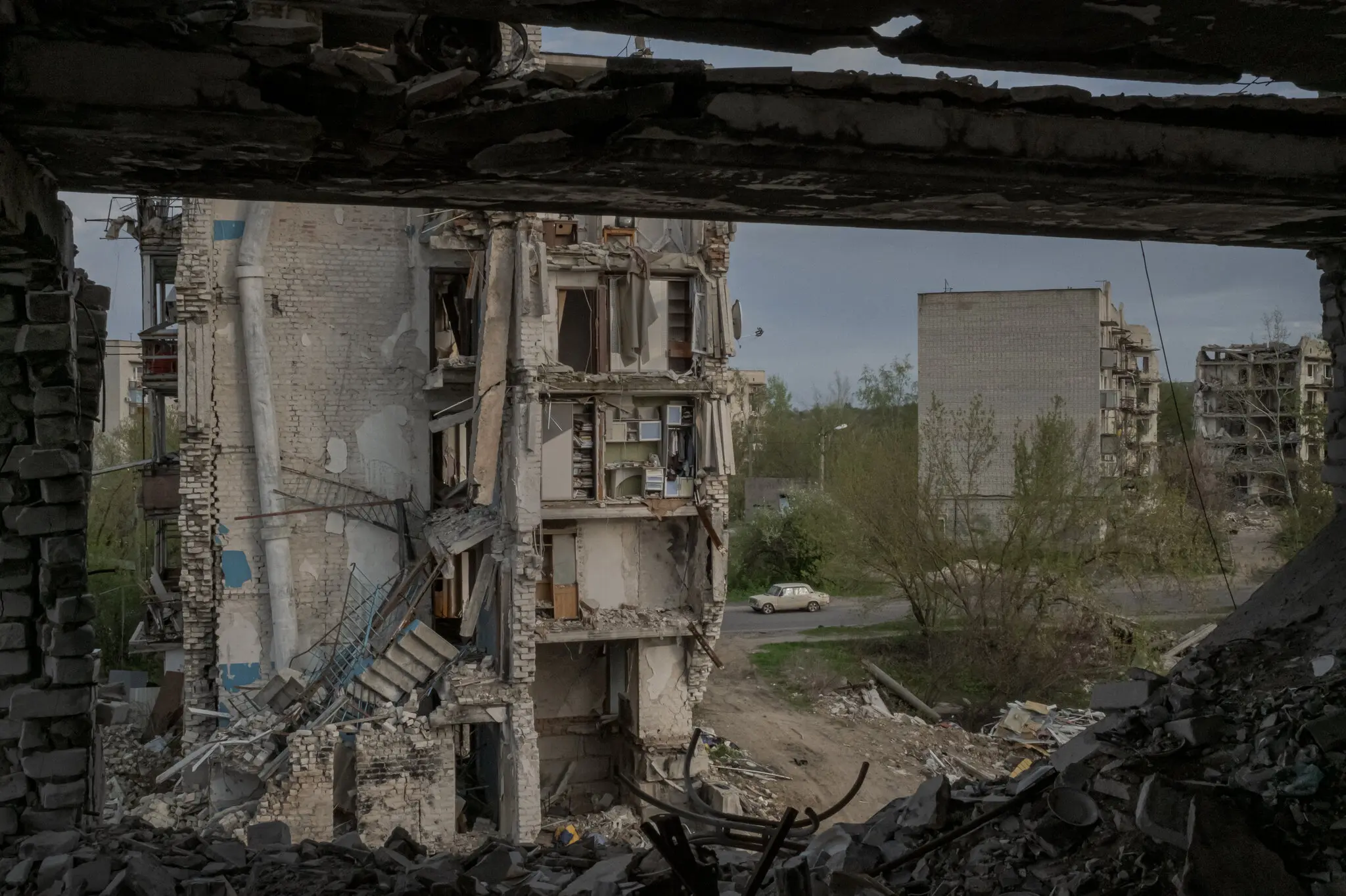 Зруйнований житловий будинок 18 квітня в Ізюмі на сході України, де минулого року під час обстрілу загинули 54 людини.